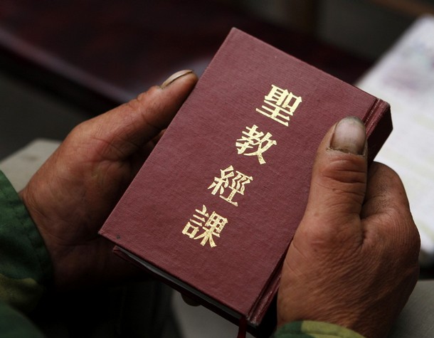 Vietare un libro è sempre una stronzata. Anche quando si tratta della Bibbia